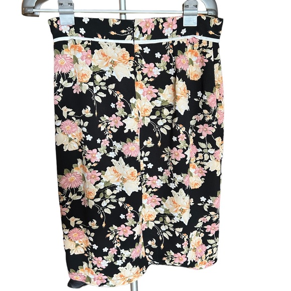 Downeast floral pencil skirt size medium - Picture 2 of 3